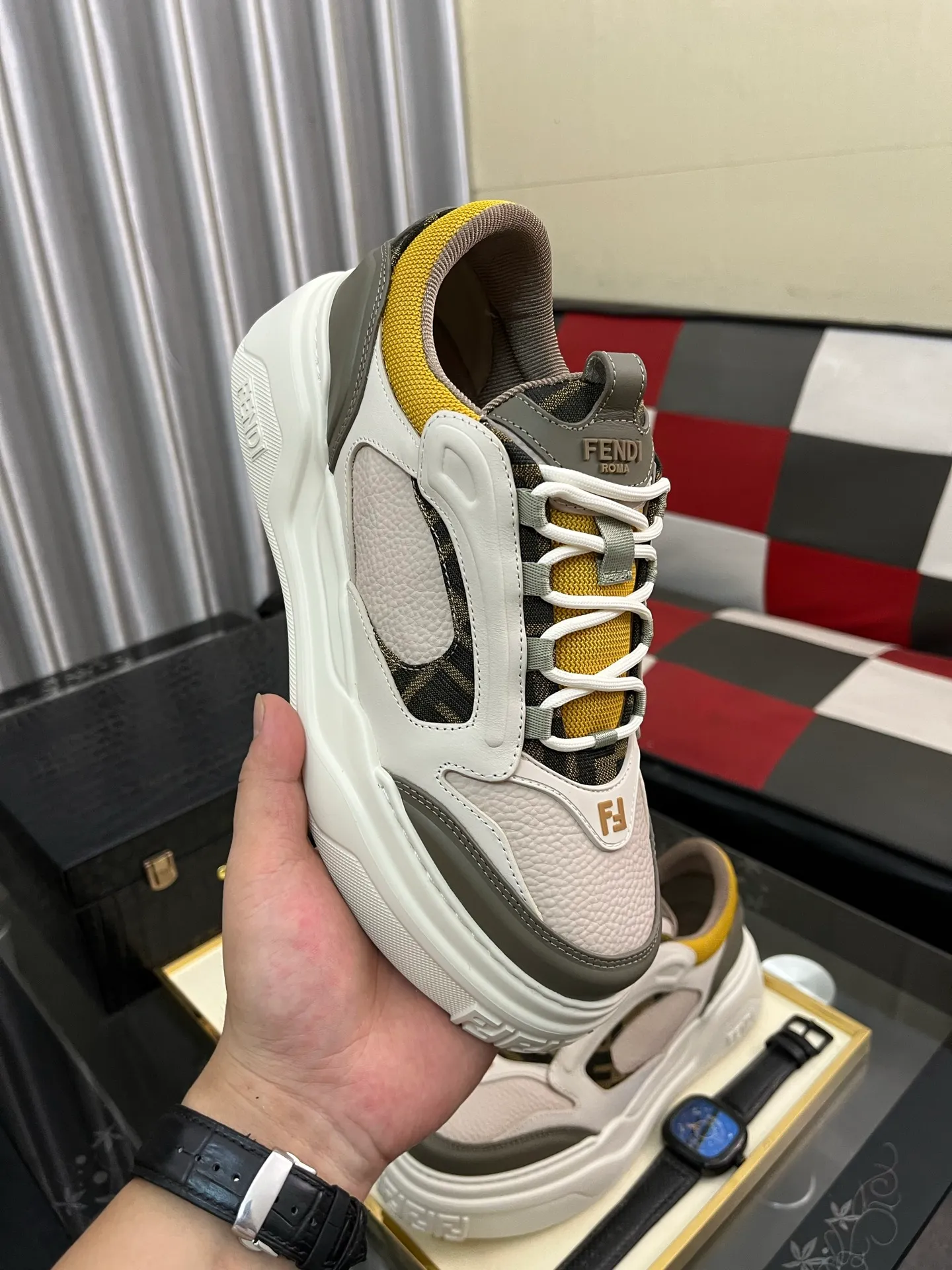 Men's Men's Shoes 💰680⌚️⌚️(Higher version) [Fendi] Fendi's latest casual shoes for men! Available at counters simultaneously! A one-to-one replica of the original. Made entirely of imported top-grain calfskin, the interior is made of top-grain water-dyed cowhide, and the original factory-supplied rubber outsole. Leading new fashion concepts. Matching code: 38-44. 45 can be customized and non-returnable!
